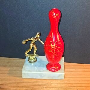 BEAUTIFUL VTG 6 3/4" RED PAINTED BOWLING PIN GOLD BOWLER TROPHY ON MARBLE BASE